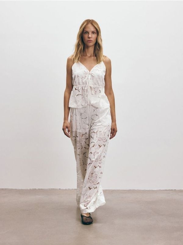 Reserved Reserved - Kratki top s čipkom - krem