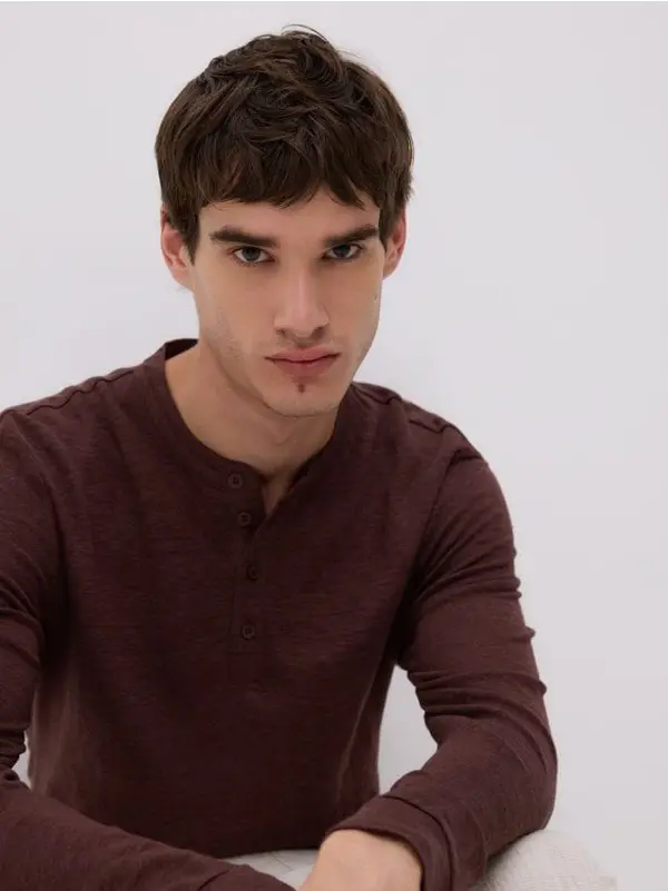 Reserved Reserved - Laneni henley longsleeve - boja mahagonija