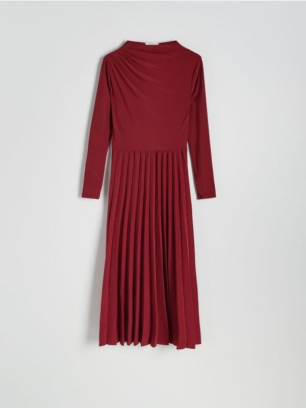 Reserved Reserved - Maxi haljina s naborima - boja kestena