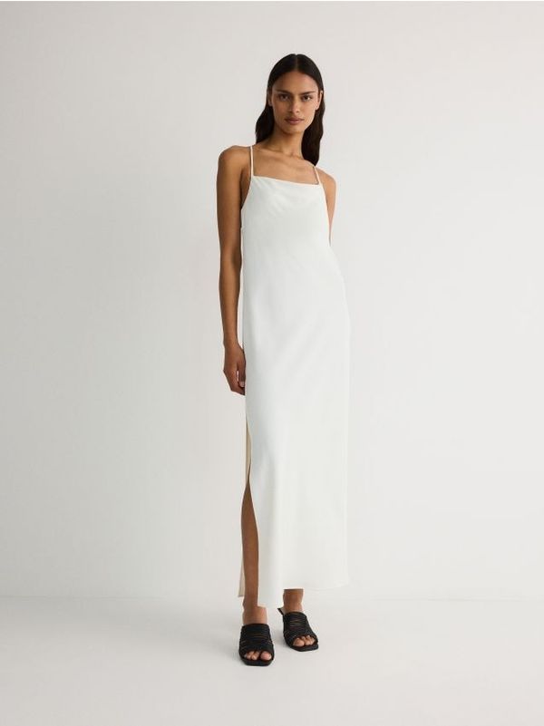 Reserved Reserved - Maxi haljina s naramenicama u stilu negližea - krem