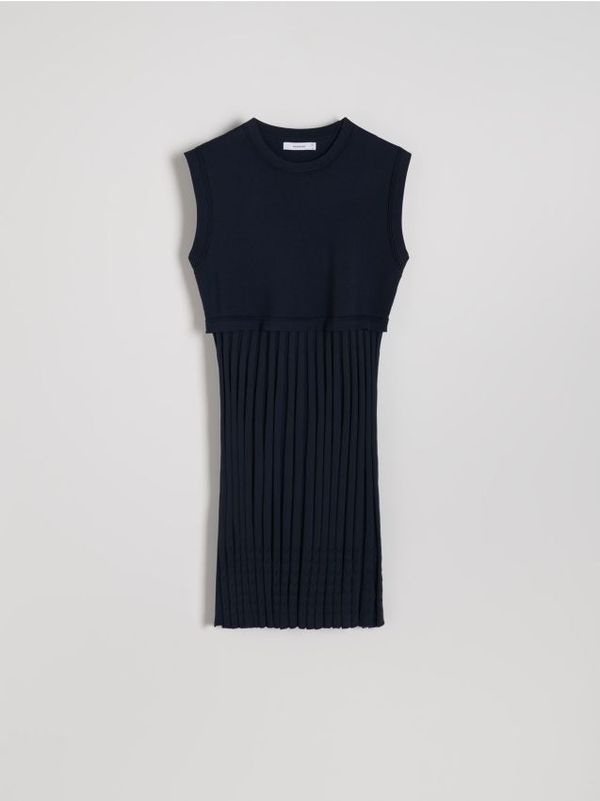 Reserved Reserved - Midi haljina s naborima - mornarsko plava