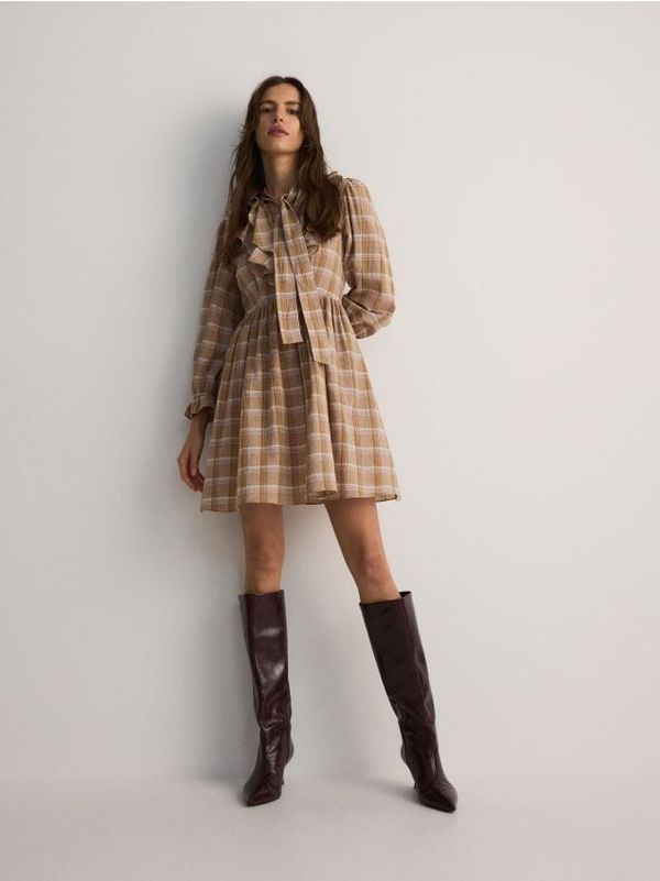 Reserved Reserved - Nabrana mini haljina - smeđi