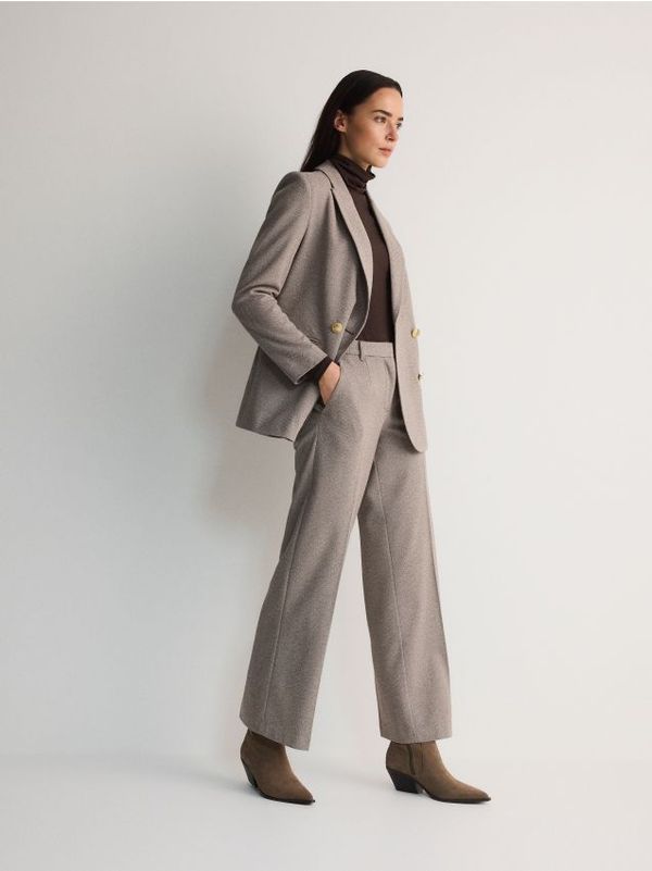 Reserved Reserved - Nabrane hlače uzorka riblje kosti - bež