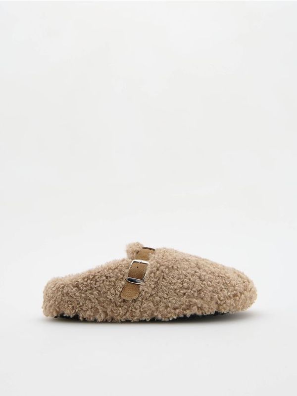 Reserved Reserved - Natikače od umjetnog krzna - bež