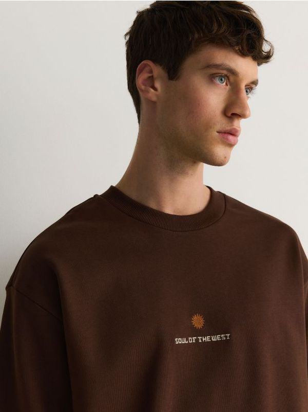 Reserved Reserved - Pamučna majica s printom i bočnim prugama - smeđi