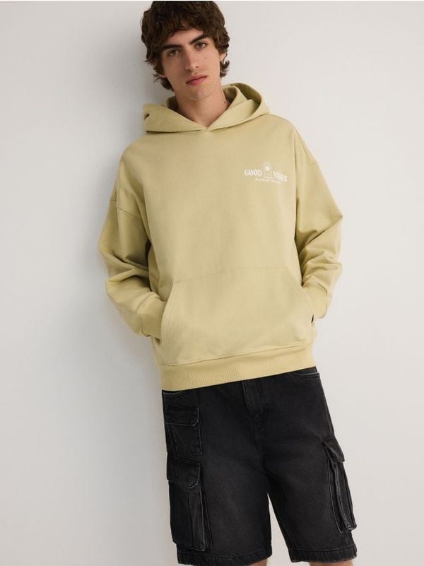 Reserved Reserved - Pamučna majica s printom i bočnim prugama - svjetlomaslinasto