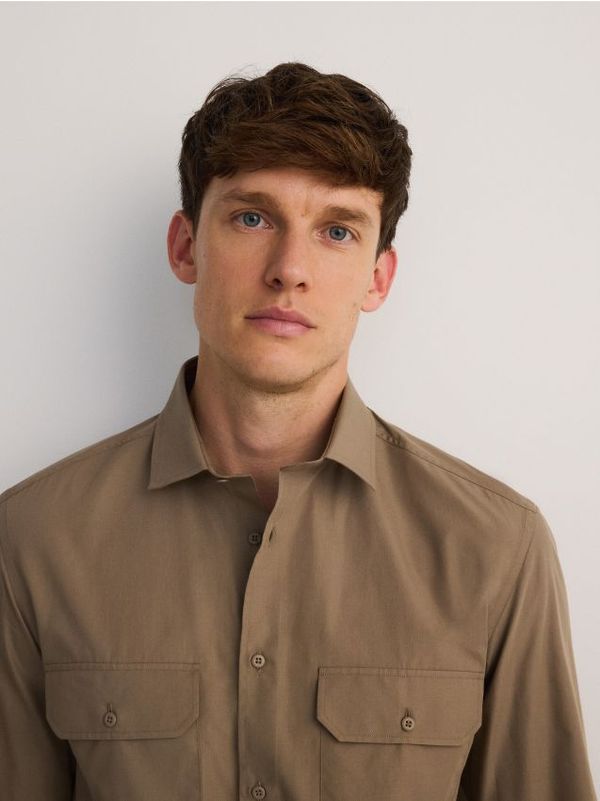 Reserved Reserved - Pamučna regular fit košulja - bež