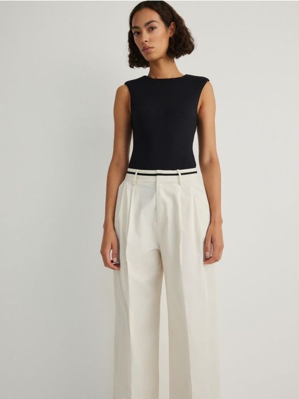 Reserved Reserved - Pamučne hlače izglačane na crtu - krem