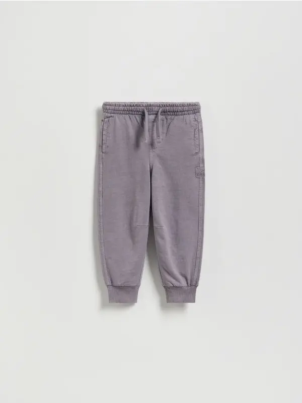 Reserved Reserved - Pamučne jogger hlače - boja grožđa