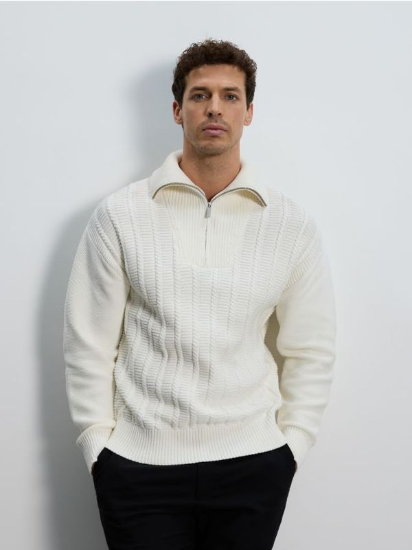 Reserved Reserved - Pamučni džemper uspravna ovratnika - bijela