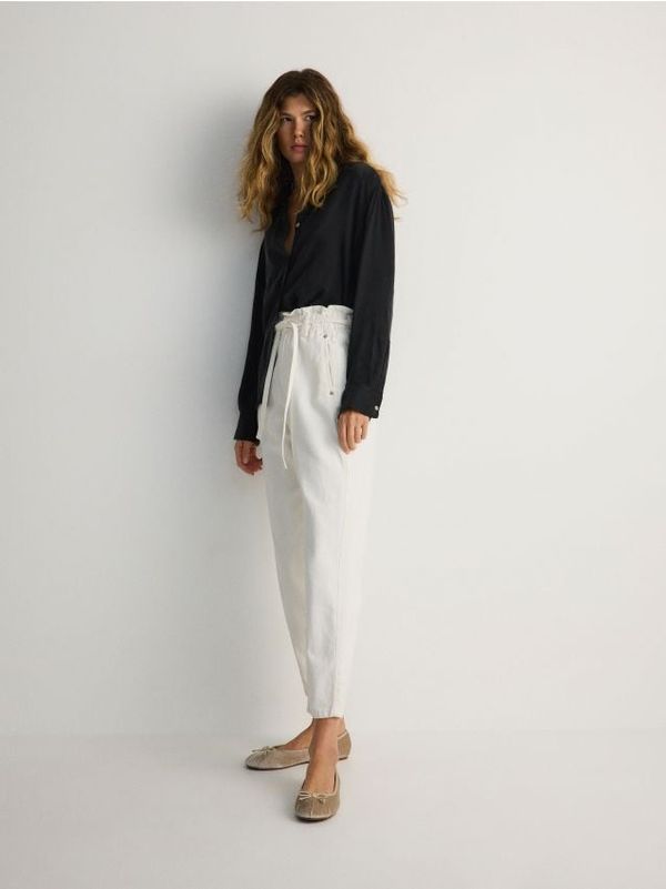 Reserved Reserved - Paperbag traperice s pojasom za vezanje - boja kože