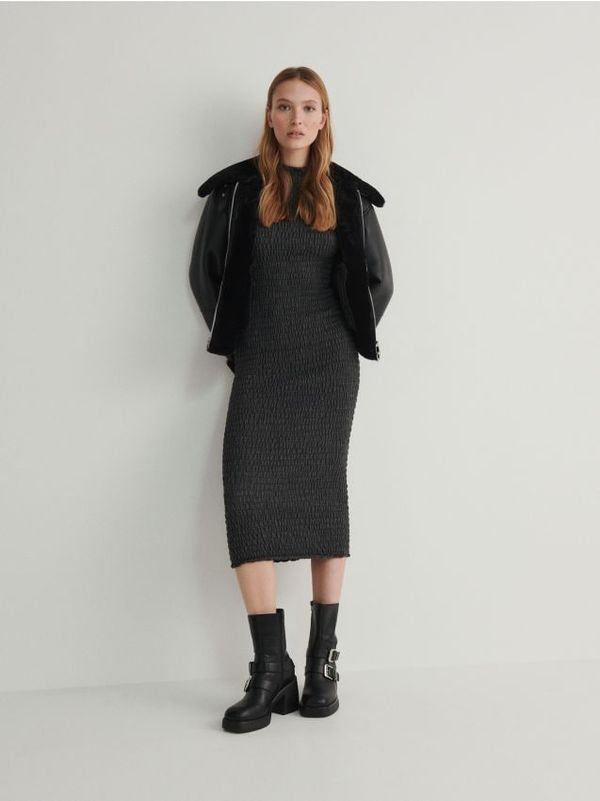 Reserved Reserved - Pletena haljina - tamnosivo