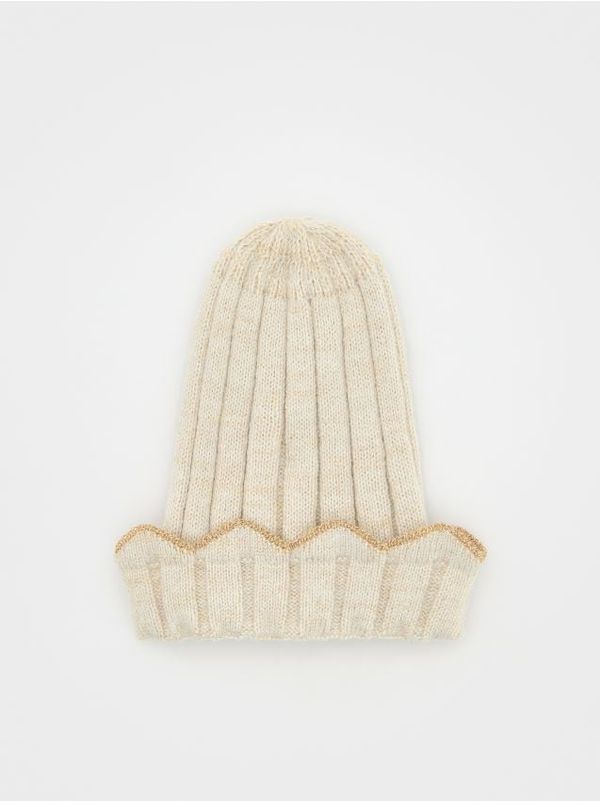 Reserved Reserved - Pletena kapa s mješavinom metaliziranog prediva - krem