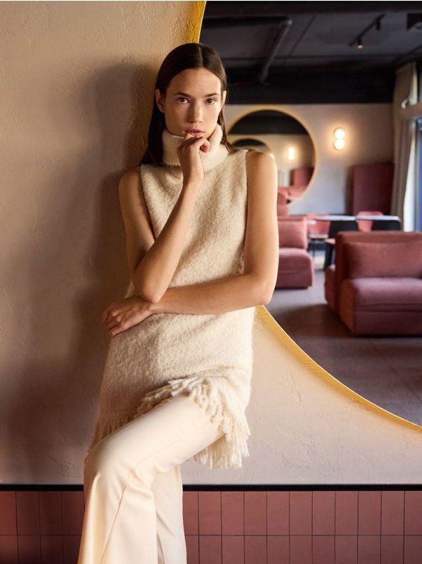 Reserved Reserved - Pleteni prsluk s visokim ovratnikom - boja kože