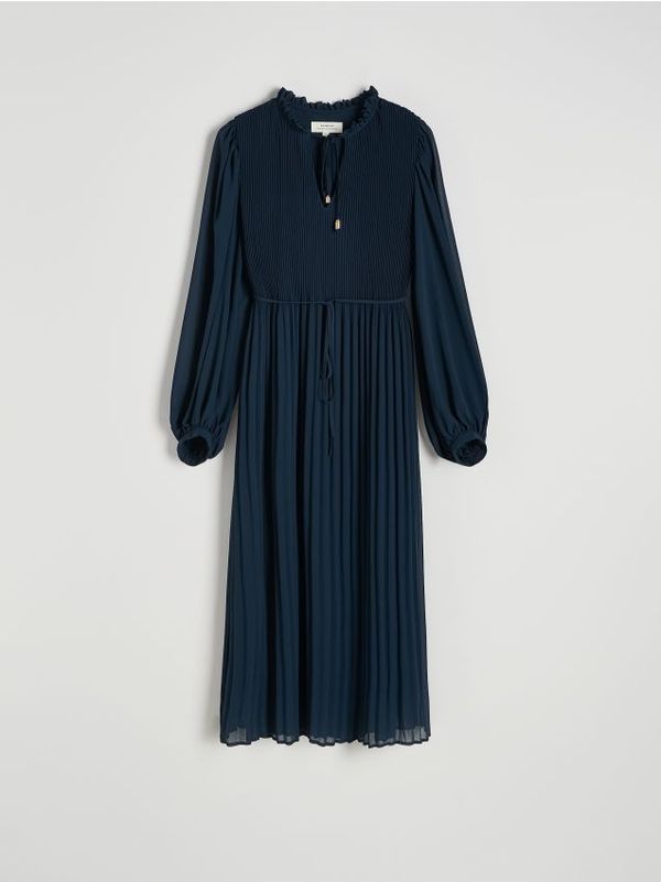 Reserved Reserved - Plisirana maksi haljina - mornarsko plava