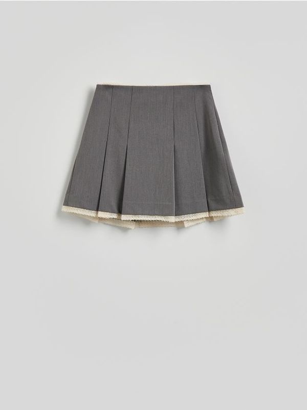 Reserved Reserved - Plisirana mini suknja - srednjesivo
