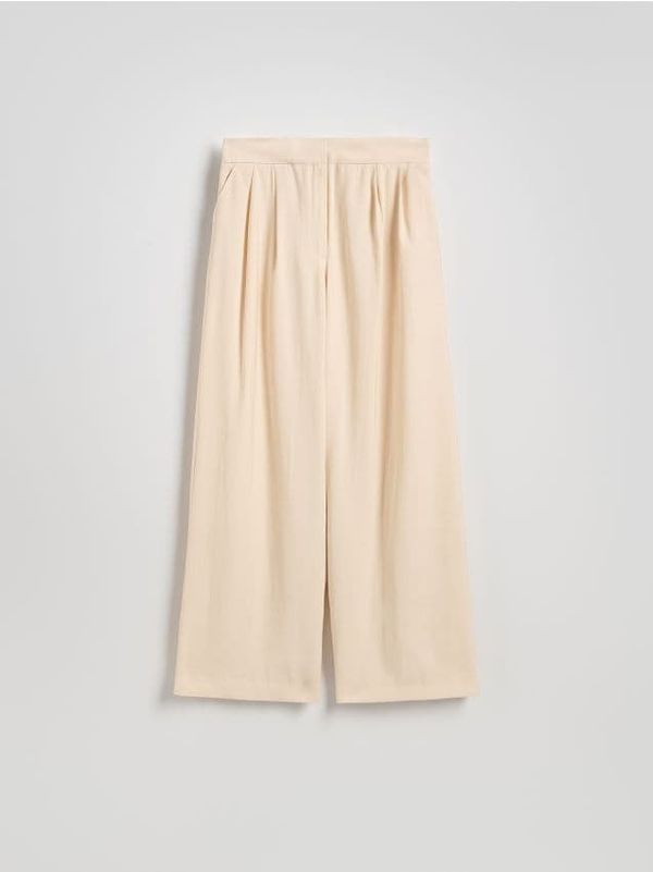Reserved Reserved - Plisirane hlače širokih nogavica - krem