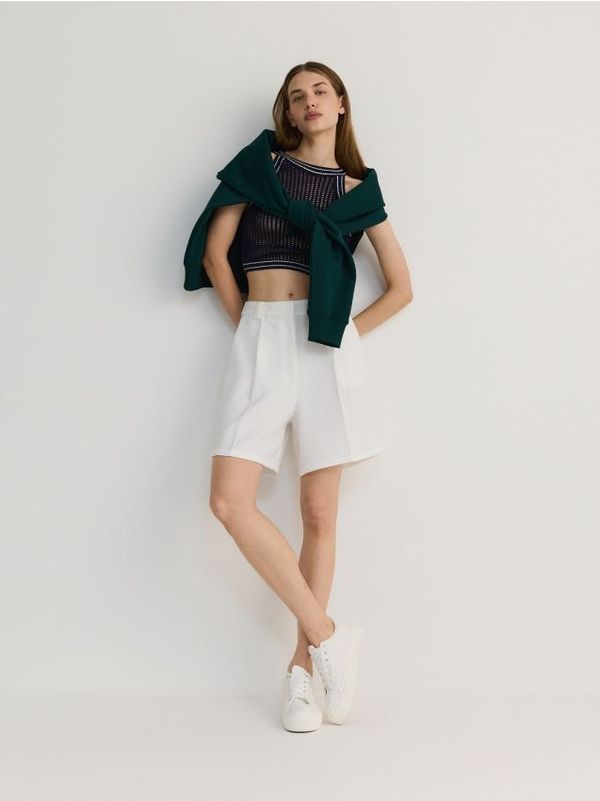 Reserved Reserved - Plisirane kratke hlače - bijela