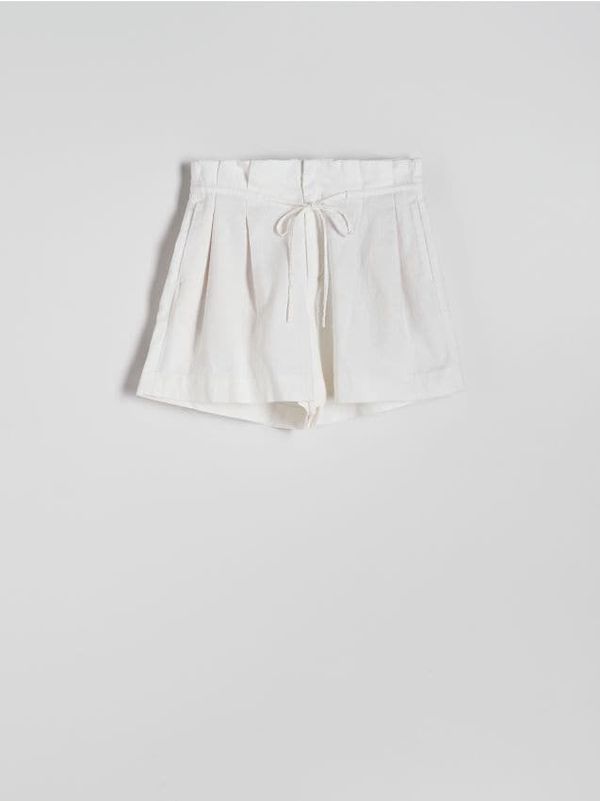 Reserved Reserved - Plisirane kratke hlače - bijela