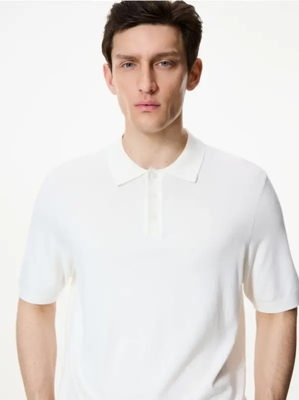 Reserved Reserved - Polo-džemper s visokim udjelom viskoze - bijela