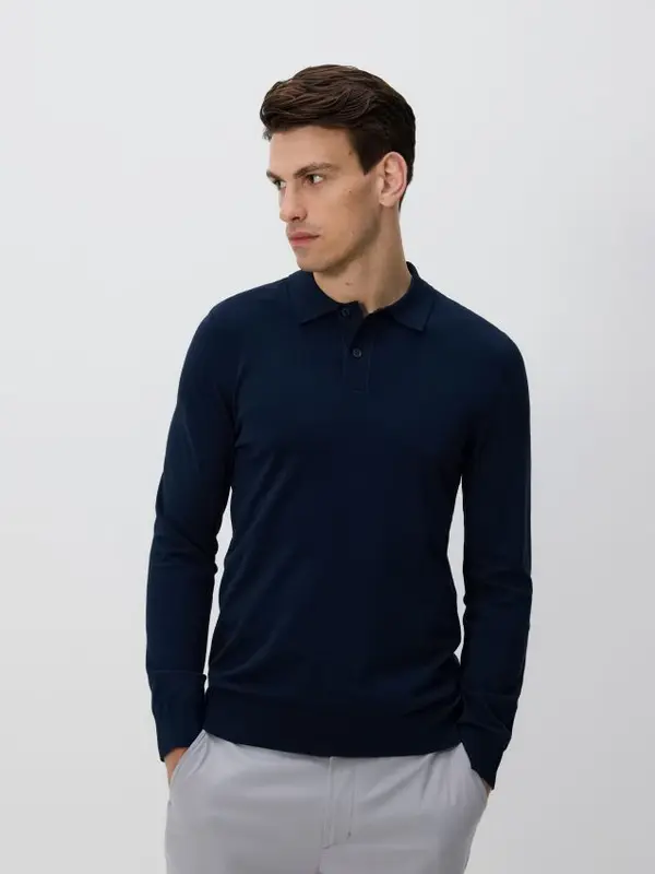 Reserved Reserved - Polo-džemper s visokim udjelom viskoze - mornarsko plava