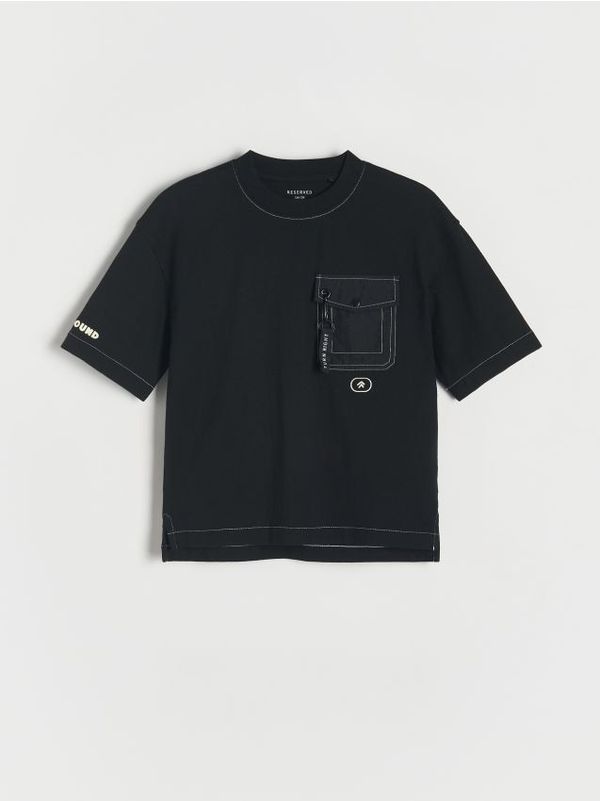 Reserved Reserved - Predimenzionirana majica kratkih rukava s džepom - crno