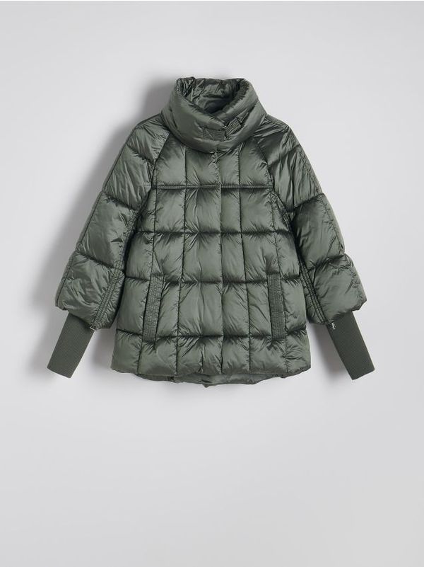 Reserved Reserved - Prošivena jakna s visokim podignutim ovratnikom - bljedotirkizno