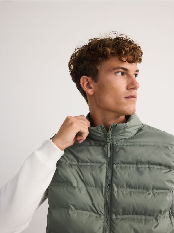 Reserved Reserved - Prošiveni prsluk s uspravnim ovratnikom - bljedozeleno