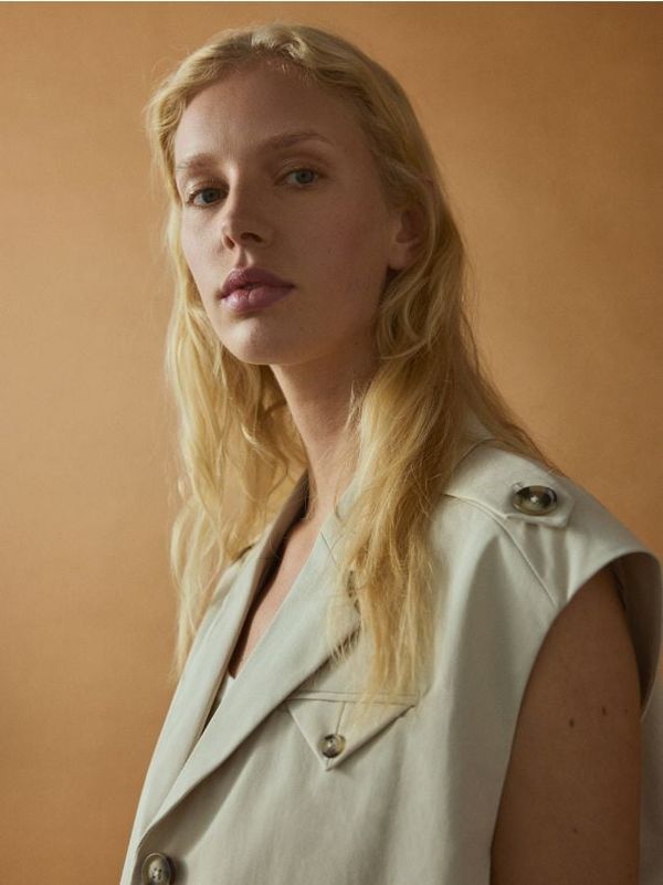 Reserved Reserved - Prsluk s ovratnikom od umjetnog ovčjeg runa - bež