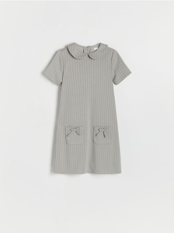 Reserved Reserved - Prugasta haljina - tamnosivo