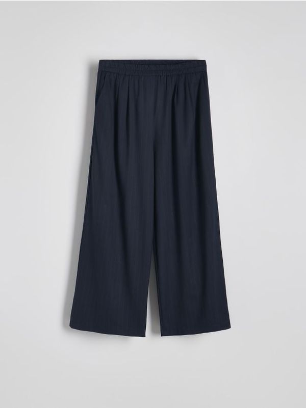 Reserved Reserved - Prugaste hlače širokih nogavica - mornarsko plava