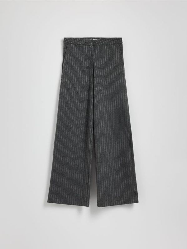 Reserved Reserved - Prugaste hlače širokih nogavica - tamnosivo