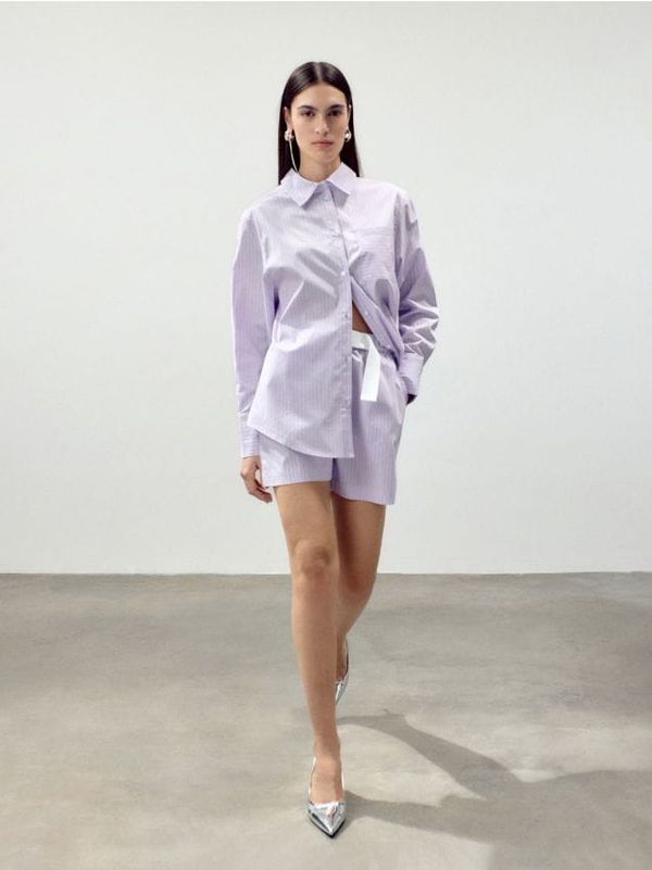 Reserved Reserved - Prugaste kratke hlače - boja lavande