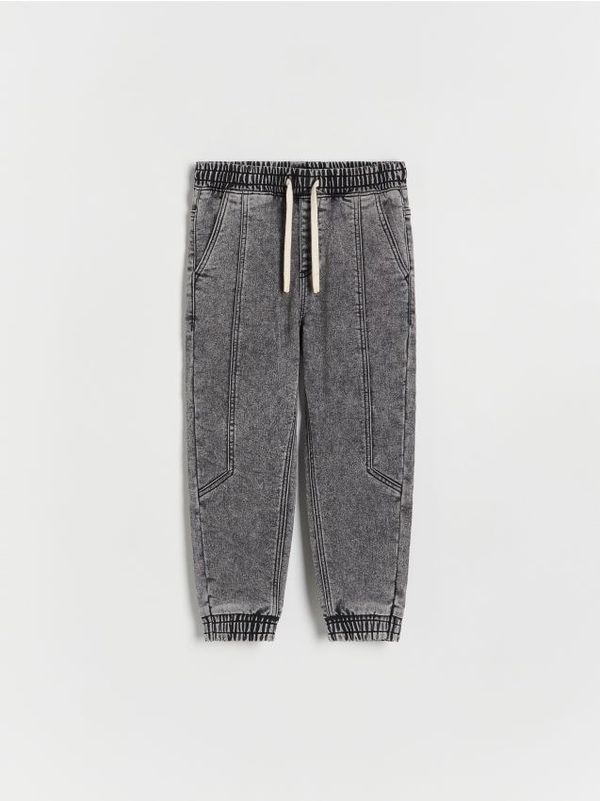 Reserved Reserved - Rastezljive jogger traperice - light grey