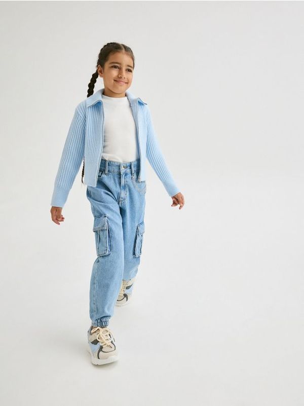 Reserved Reserved - Rebrasti džemper s kopčanjem na drukere - bljedoplavo