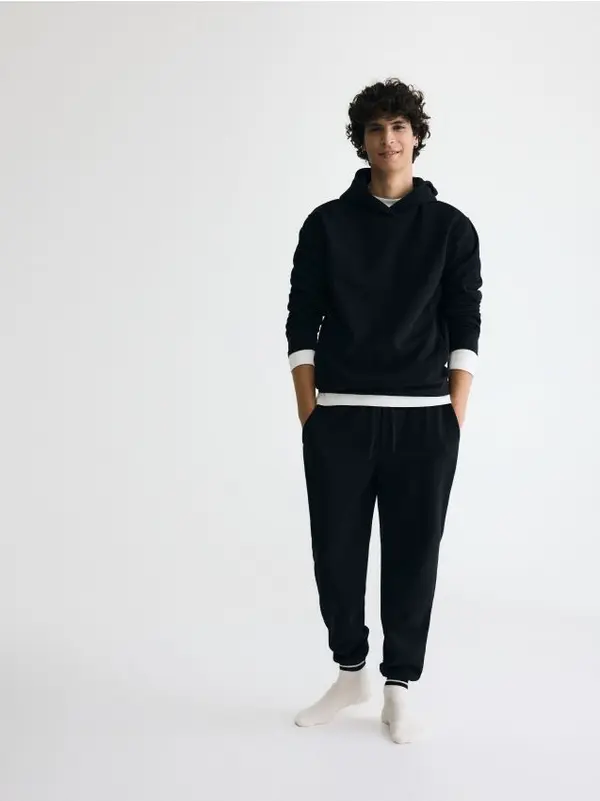 Reserved Reserved - Regular fit donji dio trenirke - crno