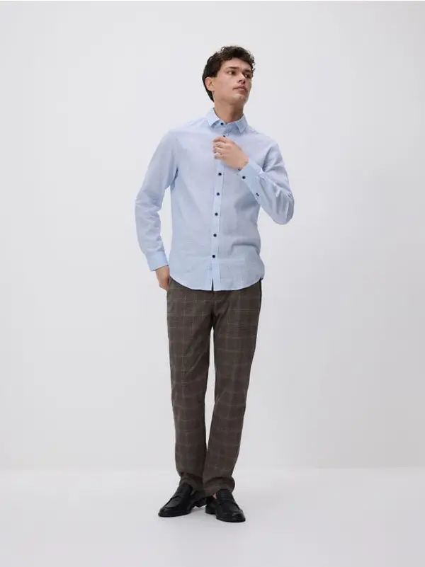 Reserved Reserved - Regular fit košulja s mješavinom lana - svjetloplavo