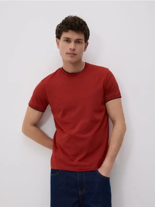 Reserved Reserved - Regular fit majica s visokim udjelom merceriziranog pamuka - crvena