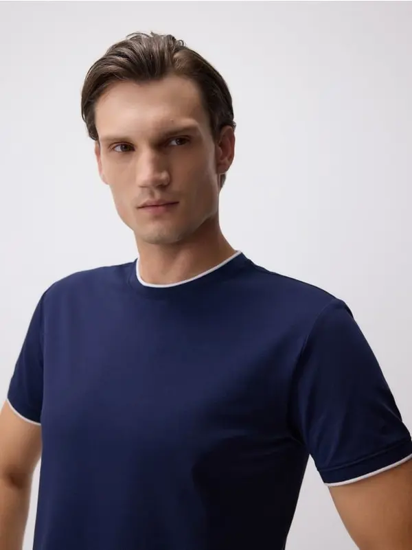 Reserved Reserved - Regular fit majica s visokim udjelom merceriziranog pamuka - mornarsko plava