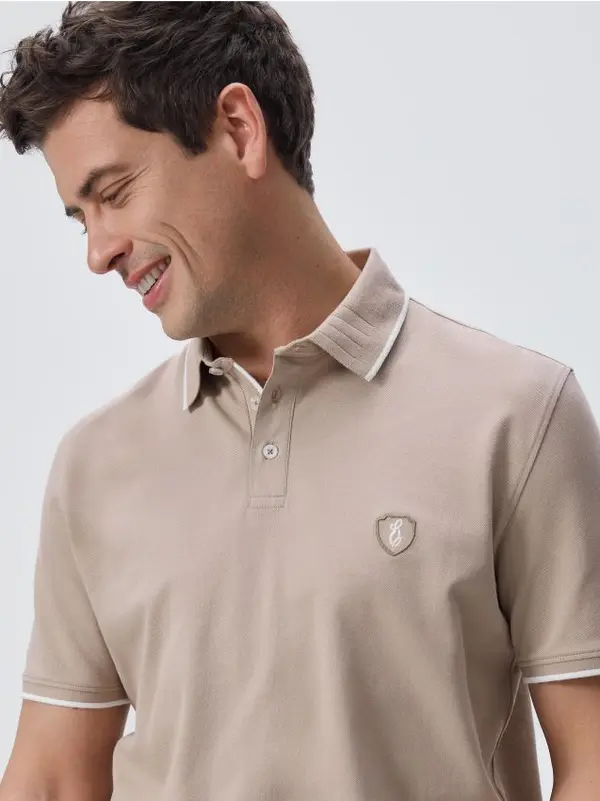 Reserved Reserved - Regular fit polo-majica - bež