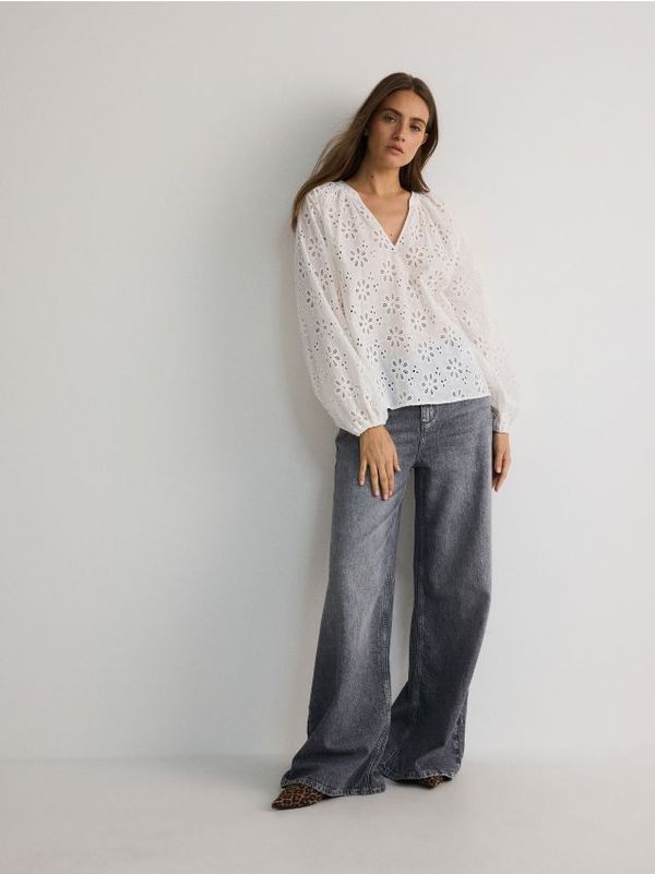 Reserved Reserved - Rupičasta bluza - bijela