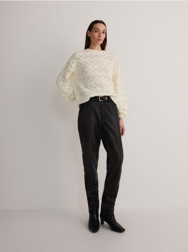 Reserved Reserved - Rupičasti pleteni džemper - boja kože