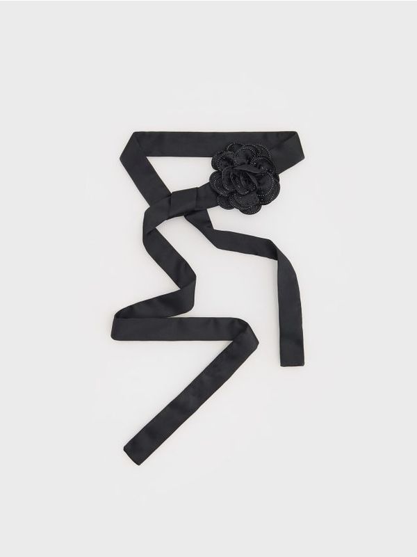 Reserved Reserved - Šal s cvjetnim detaljem - crno