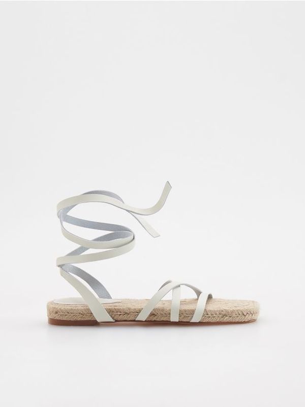 Reserved Reserved - Sandale na vezanje - krem