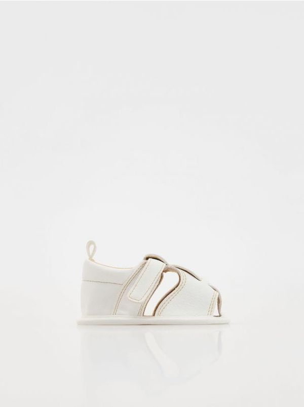 Reserved Reserved - Sandale od umjetne kože - krem