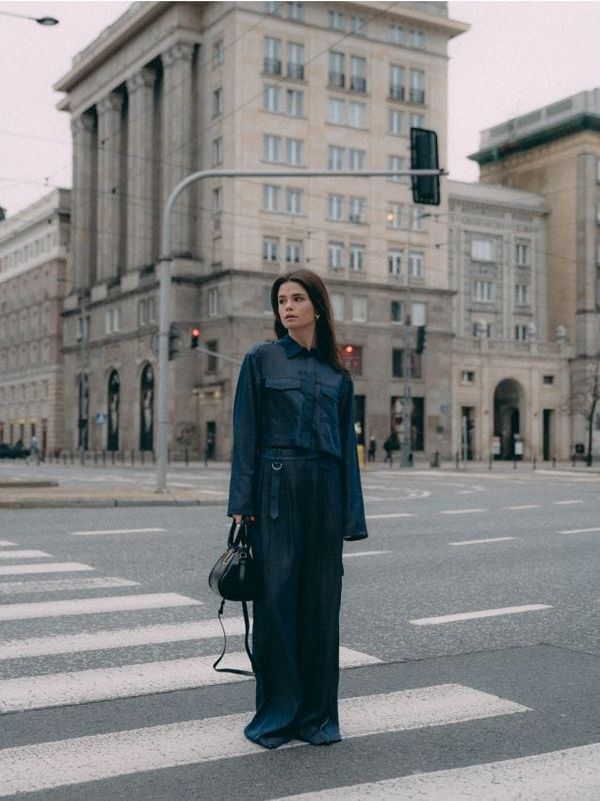 Reserved Reserved - Satenske hlače cargo stila - mornarsko plava