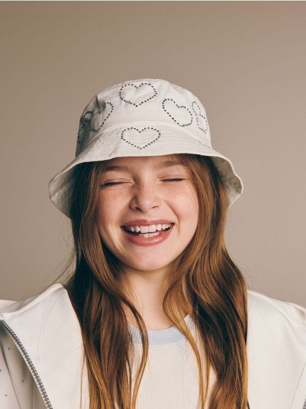 Reserved Reserved - Šešir bucket hat s aplikacijama - bijela