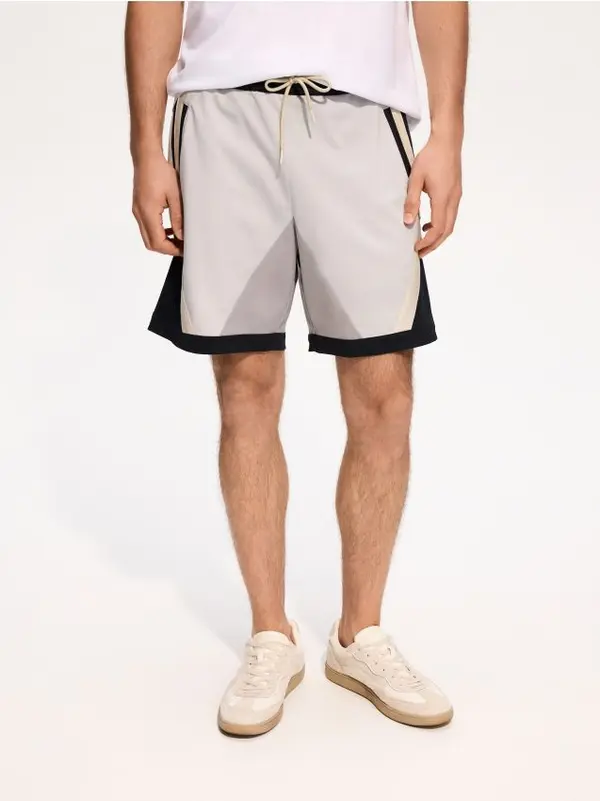 Reserved Reserved - Shorts udobnog kroja - crno