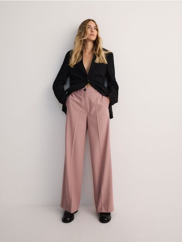 Reserved Reserved - Široke hlače izglačane na crtu - pastelnoružičasto