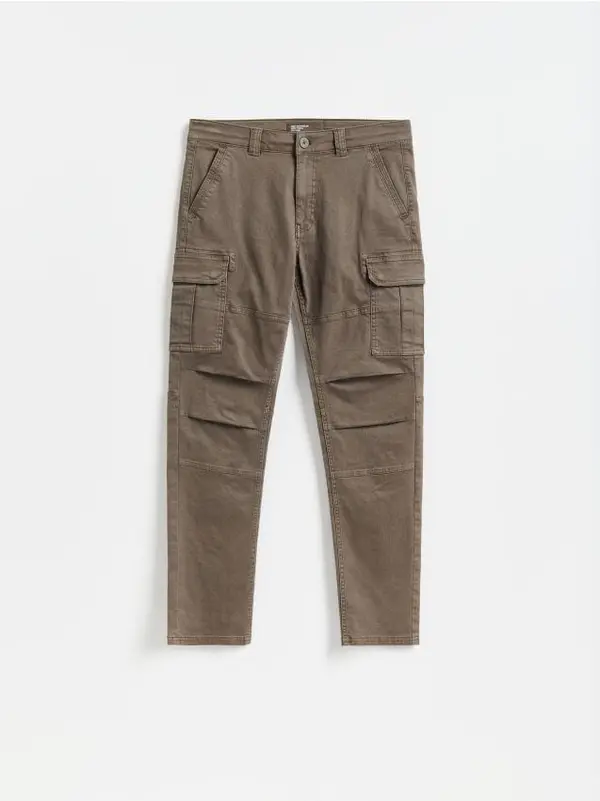 Reserved Reserved - Slim fit cargo hlače - smeđezeleno
